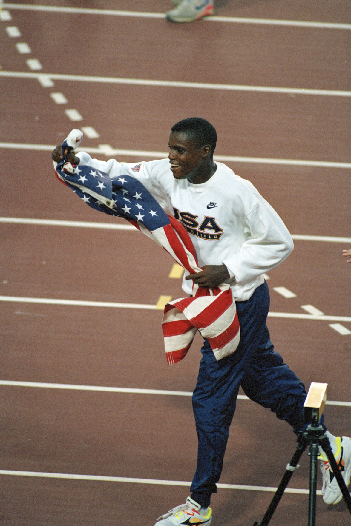 1992: Carl Lewis leads American sweep of long jump at Barcelona Games